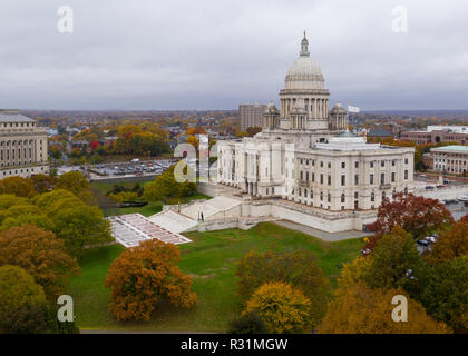 Seine ein bewölkter Tag aber die Luftaufnahme zeigt die Farbe der Blätter im Herbst in Providence RI Stockfoto