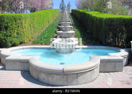 Eine Reihe von dekorativen konkreten Bäder fließendes Wasser aus einer erhöhten Position. Stockfoto