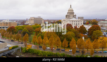 Seine ein bewölkter Tag aber die Luftaufnahme zeigt die Farbe der Blätter im Herbst in Providence RI Stockfoto