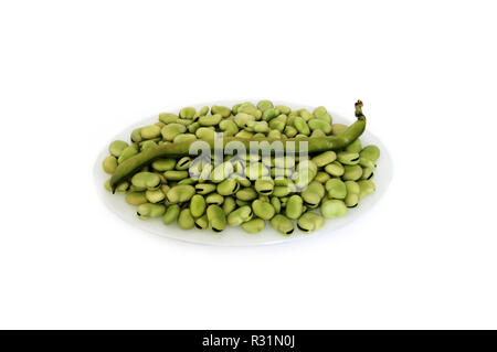 Frisch podded Bohnen auf dem weißen Teller vorbereitet, isoliert weißer Hintergrund Stockfoto