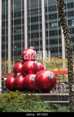 Riesige Weihnachtsverzierungen, reflektierenden Pool, 1251 Avenue of the Americas, New York City, USA Stockfoto