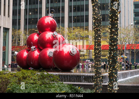 Riesige Weihnachtsverzierungen, reflektierenden Pool, 1251 Avenue of the Americas, New York City, USA Stockfoto