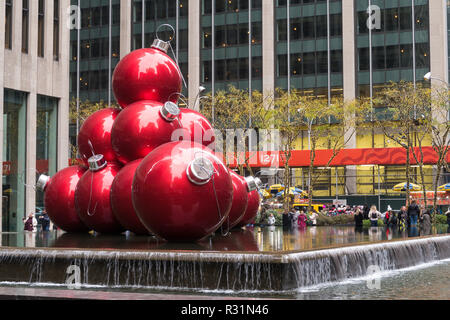 Riesige Weihnachtsverzierungen, reflektierenden Pool, 1251 Avenue of the Americas, New York City, USA Stockfoto