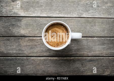 Tasse Kaffee mit Sojamilch auf einem Holztisch, Ansicht von oben Stockfoto