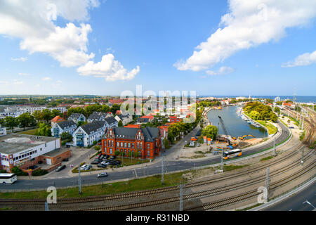 Blick auf den Alten Strom Canal, Bahnhof und Altstadt in den küstennahen Hafenstadt Warnemünde, Deutschland auf der Ostsee. Stockfoto