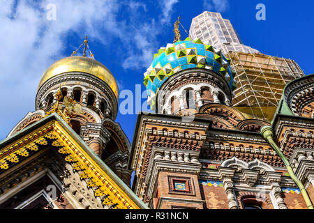 Die mittelalterliche Zwiebeltürmen und Fassade der Kirche des Erlösers auf verschüttetem Blut in St. Petersburg, Russland. Stockfoto