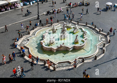 Auf Straßencafés und Touristen neben der Neptun Brunnen auf einem anstrengenden Morgen in der Piazza Navona in Rom, Italien. Stockfoto