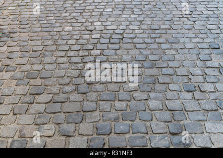 Dunkle Pflasterstein Fahrbahn auf europäischer Altstadt Stockfoto
