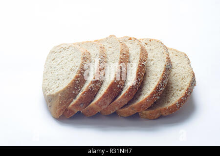 Scheiben des Alten Körner toskanischen Scheibe Vollkornbrot mit ganzen Weizen und Dinkel Mehl, Vollkorn und Leinsamen auf Weiß Stockfoto