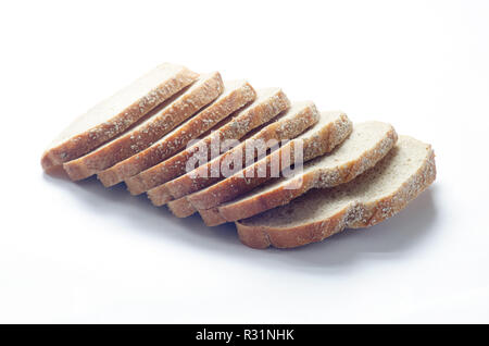 Alten Körner toskanischen Bereich geschnittenes Brot mit ganzen Weizen und Dinkel Mehl, Vollkorn und Leinsamen auf Weiß. Stockfoto