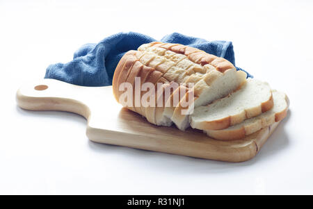 Laib geschnittenes Brot auf Holz Schneidebrett Stockfoto