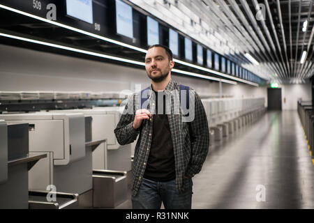 Kleinen Passagier mit einem Pass und Rucksack bei der Registrierung im Flughafen vor dem Flug Stockfoto
