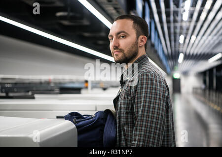 Kleinen Passagier mit einem Pass und Rucksack bei der Registrierung im Flughafen vor dem Flug Stockfoto