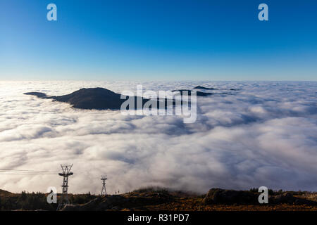 Dichter Nebel umgibt eine große Fläche in Westnorwegen. Kein Wind, Temperaturen knapp über Null C (32 F). Blick vom Gipfel des Mount Ulriken, Bergen, Norwegen abschleppen Stockfoto