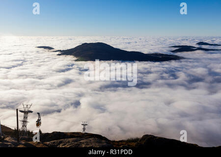 Dichter Nebel umgibt eine große Fläche in Westnorwegen. Kein Wind, Temperaturen knapp über Null C (32 F). Blick vom Gipfel des Mount Ulriken, Bergen, Norwegen abschleppen Stockfoto