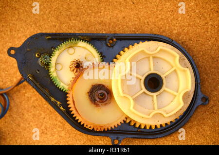 Innenansicht des Getriebes mit Elektromotor 12 V Stockfoto