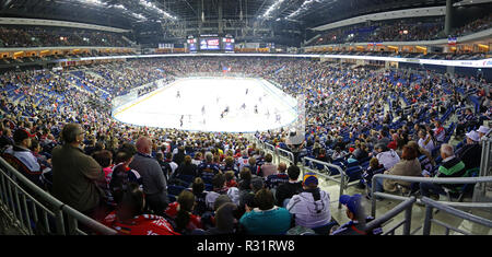 BERLIN, DEUTSCHLAND - 22. SEPTEMBER 2017: Panoramablick auf Mercedes-Benz Arena in Berlin in der Deutschen Eishockey Liga Spiel zwischen Eisbaren Berlin und Stockfoto