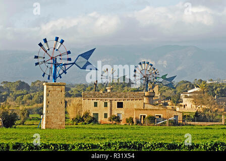 Windmühlen, bevor die Berge der Tramuntana. Stockfoto