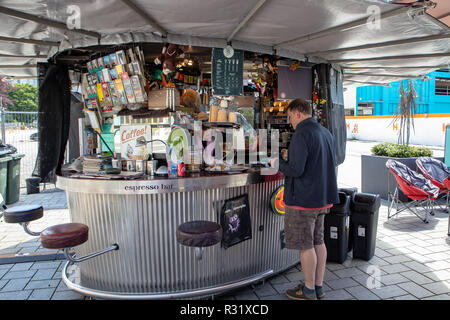 Ein Kunde ist an einer im Espresso Bar in Christchurch, Neuseeland serviert. Stockfoto