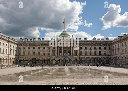 LONDON, UK, 12. Mai 2014: Das Äußere des Somerset House in London. Somerset House ist eine große Kunst- und Kulturzentrum Stockfoto