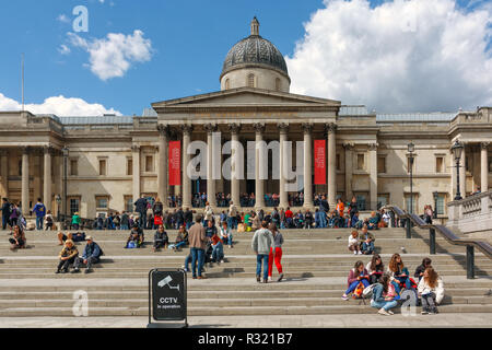 LONDON, UK, 12. Mai 2014: Die National Gallery am Trafalgar Square in London. Die Nationalgalerie beherbergt eine Sammlung von über 2.300 Gemälden. Stockfoto