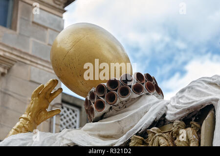 Figueres, Spanien - 17. Juni 2014: Denkmal für Francesc Pujols am Eingang der Dali's Theater - Museum Gebäude, eröffnete am 28. September 1974 und Gehäuse Stockfoto