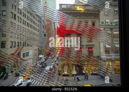 Die Cartier Mansion herausgeputzt für Weihnachten ist durch die verzerrte Windows des neu eröffneten Nike Flagship Store an der Fifth Avenue in New York am Samstag gesehen, 17. November 2018. Die 69.000-Quadratfuß-Speicher, betitelt der 'Haus der Innovation 000' der ehemaligen "niketown" und verfügt über einen digitalen Experiential besuchen Sie für Kunden über seinen sechs Etagen ersetzt. Es enthält auch grössten Bestand von Nike Schuhe von einem ihrer Märkte, aber auch eine Chance für Kunden, ihre Einkäufe anpassen. (Â© Richard B. Levine) Stockfoto