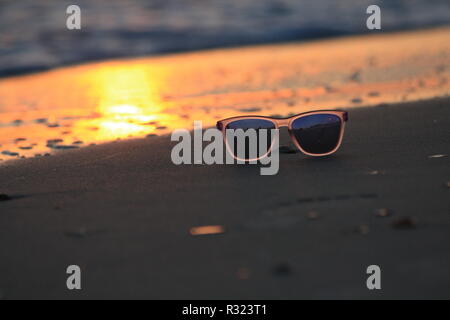 Sonnenbrillen bei Sonnenuntergang Stockfoto