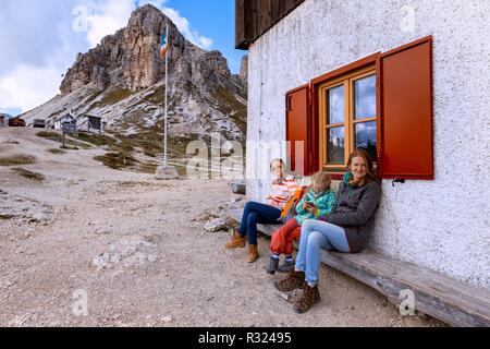 Familie - Mutter und zwei Töchtern Wanderer in den Bergen Dolomiten, Italien. Tre Cime di Lavaredo, Rifugio Locatelli. Stockfoto