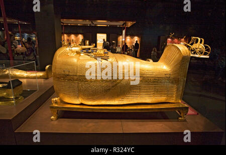 Aus purem Gold, die äußere Sarkophag des Königs Tutanchamun, oder King Tut, auf Anzeige an einem amerikanischen Museum. Stockfoto