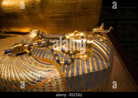 Die Vorderseite des inneren Sarkophag des Königs Tutanchamun, oder King Tut, auf Anzeige an einem amerikanischen Museum. Stockfoto