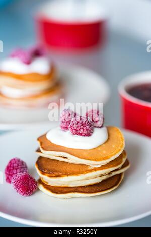 Köstliche Amerikanische punkcakes mit saurer Sahne und Himbeeren Stockfoto