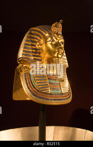 Aus massivem Gold lapiz und kostbare Edelsteine, die Totenmaske des Königs Tutanchamun, oder King Tut, auf Anzeige an einem amerikanischen Museum. Stockfoto