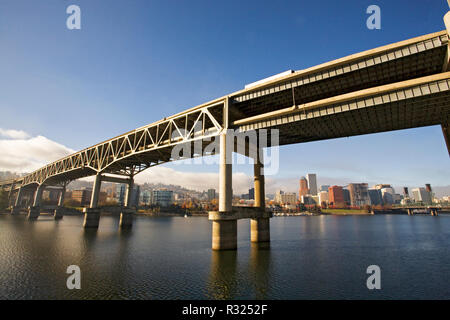 Die Willamette River und die Skyline von Portland, Oregon, an einem sonnigen Herbsttag, vom Flussufer Pfad in der Nähe der Marquam Brücke fotografiert In Stockfoto