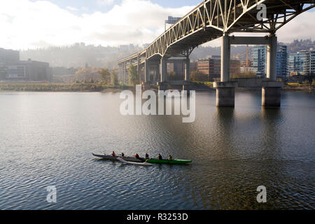 Die Willamette River und die Skyline von Portland, Oregon, an einem sonnigen Herbsttag, vom Flussufer Pfad in der Nähe der Marquam Brücke fotografiert In Stockfoto