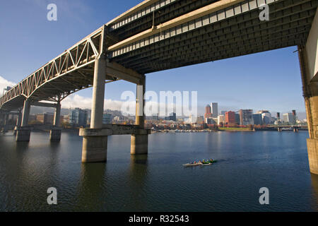 Die Willamette River und die Skyline von Portland, Oregon, an einem sonnigen Herbsttag, vom Flussufer Pfad in der Nähe der Marquam Brücke fotografiert In Stockfoto