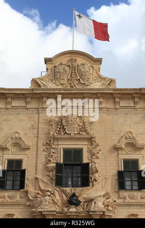 Flagge von Malta. Die Wappen von Kastilien und Leon auf der Oberseite der Auberge de Castille in Valletta Stockfoto