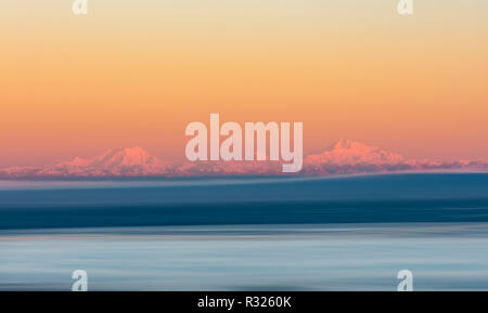 Alpenglühen auf dem Mount Foraker und Denali bei Sonnenaufgang in Southcentral Alaska. Stockfoto