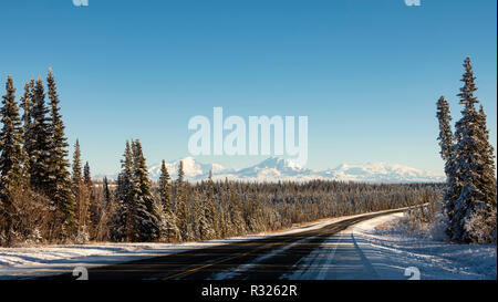 Einen malerischen Blick auf die Wrangell Mountains von Glenn Highway in der Nähe von Bandera in Alaska. Stockfoto