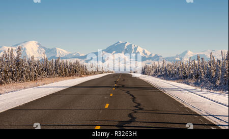 Einen malerischen Blick auf die Wrangell Mountains von Glenn Highway in der Nähe von Bandera in Alaska. Stockfoto