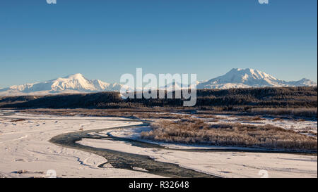 Einen malerischen Blick auf die Wrangell Mountains von Tok Cutoff Highway in der Nähe von Gakona in Alaska. Stockfoto