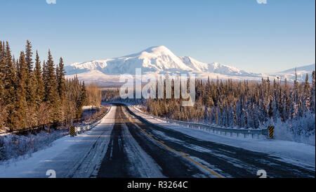 Einen malerischen Blick auf die Wrangell Mountains von Glenn Highway in der Nähe von Bandera in Alaska. Stockfoto