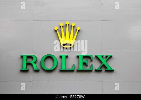 Bangkok, Thailand - 29. September 2018: Rolex Uhr Zeichen und Logos an der Seite des Gebäudes. Die Marke ist bekannt für hochwertige Uhren. Stockfoto