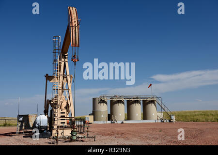 Rohöl vor Ort, Pumpe, Wagenheber, Produktion Lagertanks, blauer Himmel, Niobrara Schiefer, Wyoming, kopieren Raum Stockfoto