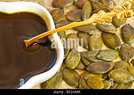 Kürbiskernöl und Kürbiskerne Stockfoto