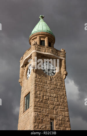 Der Turm an der St. Pauli Landungsbrücken in Hamburg. Stockfoto