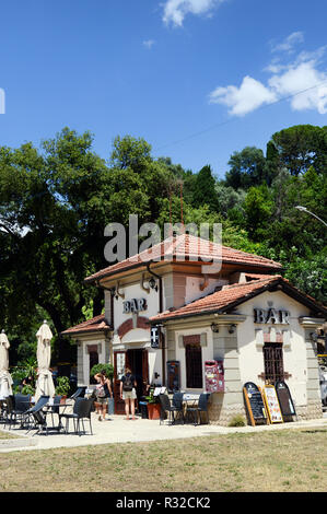 Ein altes Gebäude, das von der Basilika St. Paul vor den Mauern in Rom. Stockfoto