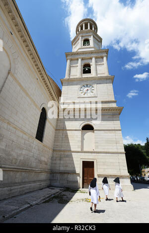 Katholische Nonnen zu Fuß von der Basilika St. Paul vor den Mauern in Rom. Stockfoto