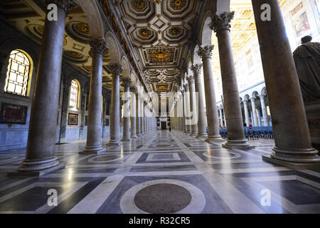 Die schönen Innenraum der Basilika St. Paul vor den Mauern in Rom, Italien. Stockfoto