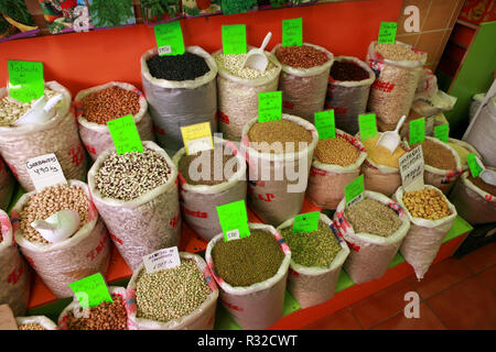 Verschiedene Hülsenfrüchte in Säcken Stockfoto